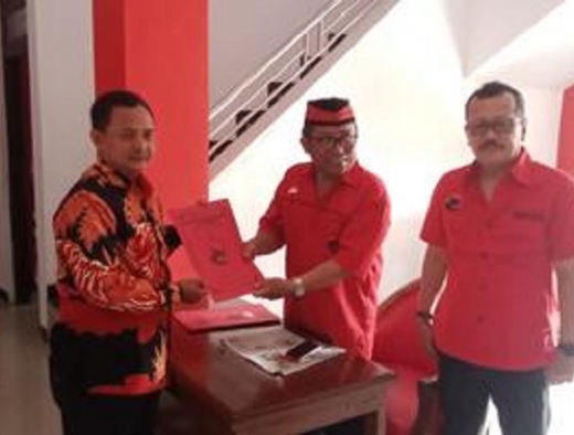 Politisi PDI Perjuangan Mengambil Formulir Pendaftaran di DPC PDI Perjuangan Kabupaten Pekalongan