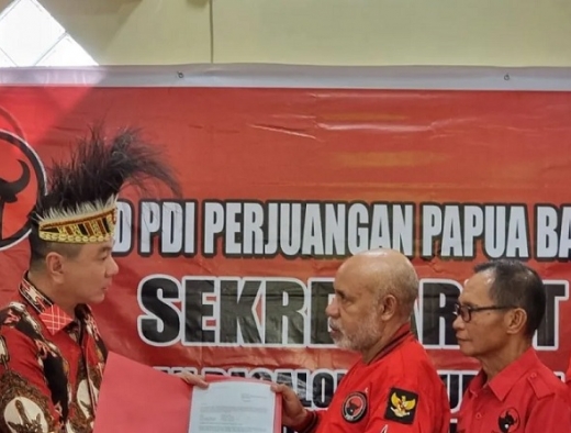 Freddy Thie Serahkan Berkas Pendaftaran Calon Bupati Kaimana ke PDI Perjuangan Papua Barat
