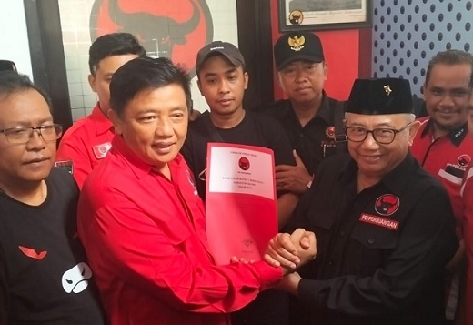 Guntur Wahono Ambil Formulir Cabup di Kantor DPC PDI Perjuangan Kabupaten Blitar, Dikawal Ratusan Relawan