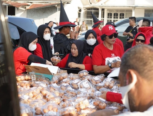 PDI Perjuangan Kota Pangkalpinang bersama Molen Bagikan 15 Ribu Telur kepada Masyarakat