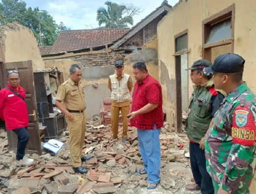 Yudha Puja Kunjungi Korban Rumah Roboh, Warga Kampung Sindanghayu Desa Pasanggrahan Garut 