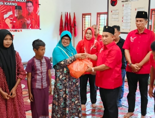 Banteng Bangka Barat Bagikan Ratusan Paket Sembako ke Masyarakat Kurang Mampu