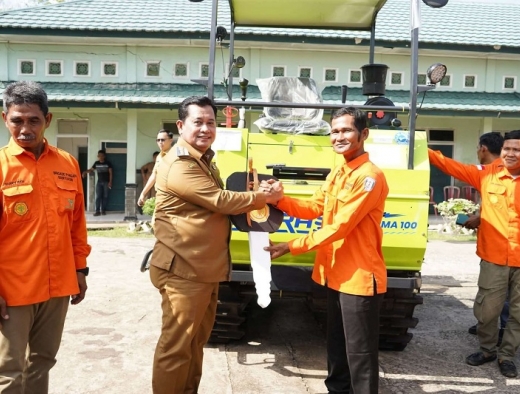 Askolani Serahkan Bantuan Alsintan Kepada Brigade Pangan di Banyuasin