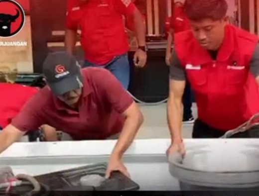Baguna PDI Perjuangan Jembrana Buka Dapur Umum untuk Korban Banjir