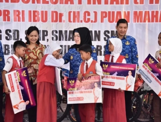 Etik Suryani Serahkan PIP 2025 Aspirasi Puan Maharani Untuk 15.637 Siswa di Sukoharjo