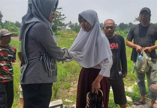 Sarifah Ainun Berikan Bantuan Beli Sepatu Baru Saat Tinjau Perbaikan Infrastruktur