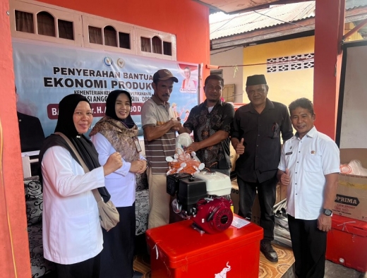 Agus Ambo Djiwa Salurkan Bantuan Alat Tangkap dan Mesin Kapal Bagi Nelayan Majene