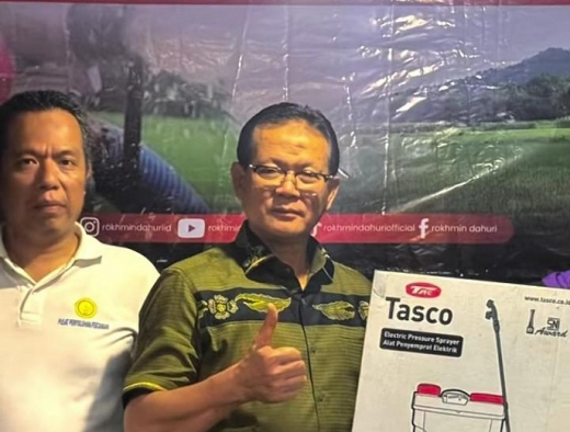 Rokhmin Dahuri Salurkan Bantuan Mesin Pompa Untuk Poktan Desa Wilulang, Cirebon