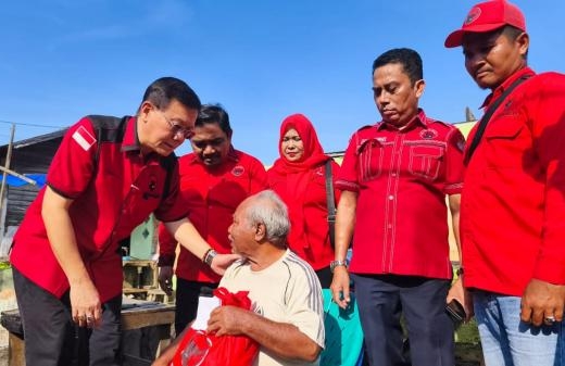 Hasyim Pimpin PDI Perjuangan Salurkan Bantuan ke Korban Kebakaran di Medan Labuhan