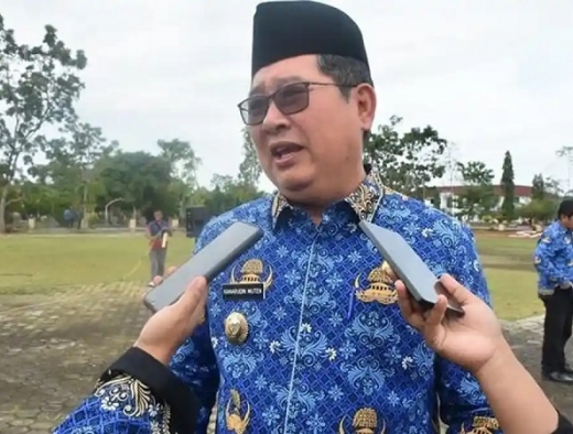 Bupati Muten Minta Karangan Bunga Ucapan HUT Ke-23 Beltim Diganti Kebutuhan Sekolah  