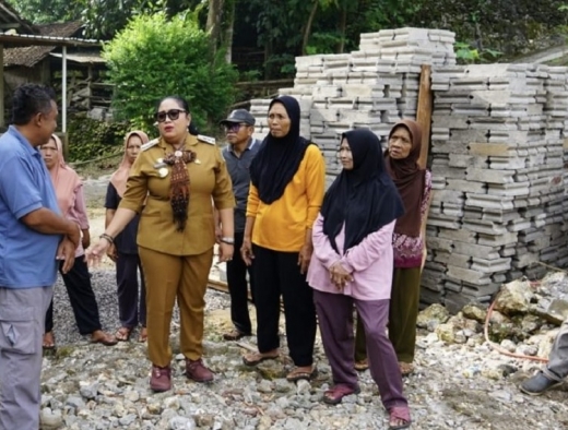 Endah Subekti Turun Langsung, Rumah Tak Layak Huni Warga Tanjungsari Mulai Diperbaiki