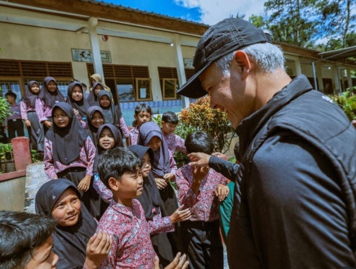 Peluk Hangat Ganjar di Lereng Slamet: Saat Seragam Baru Menghapus Trauma Anak-Anak Pengungsian