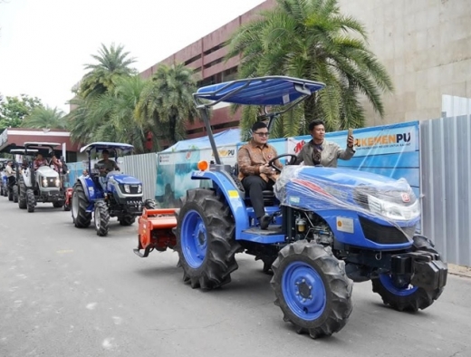 Dongkrak Produktivitas, Mas Dhito Salurkan Puluhan Alsintan Kepada Ratusan Petani