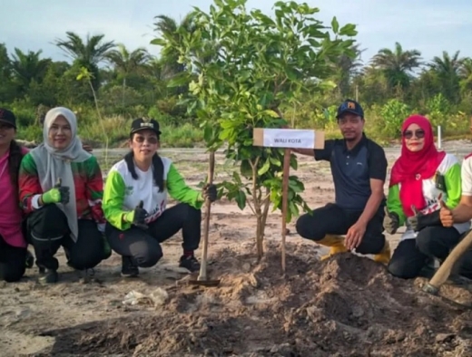 Tjhai Chui Mie Pimpin Penanaman 8.000 Pohon Serentak di 26 Kelurahan