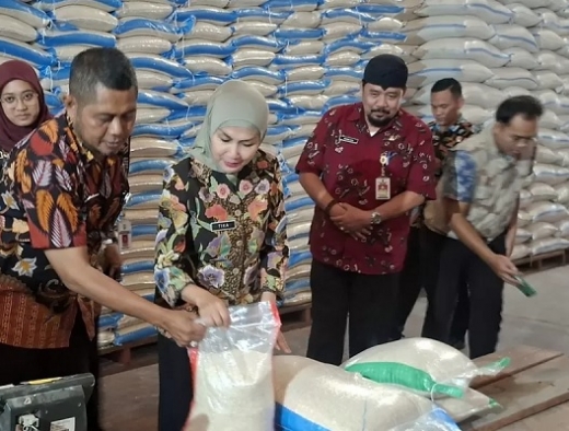 Bupati Kendal Pastikan Bantuan Beras Bagi Warga Terdampak Banjir Siap Disalurkan