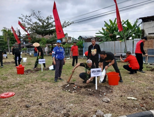 Jaga Pertiwi, Aria Bima Pimpin PDI Perjuangan Solo Tanam 1001 Pohon Serentak di 5 Kecamatan