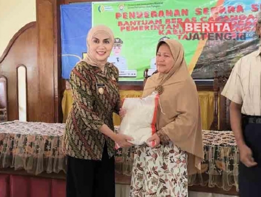 Bupati Dyah Kartika Salurkan Bantuan Beras ke 822 Warga Terdampak Banjir