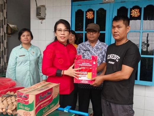 Tjhai Chui Mie Serahkan Bantuan Secara Langsung Kepada Ashin, Korban Kebakaran