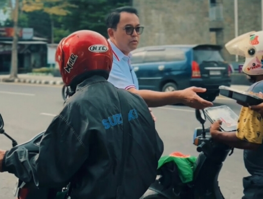 Sapa Pengendara di Kediri, Pulung Agustanto Turun Jalan Bagikan Takjil