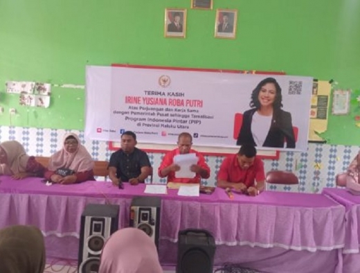 Irine Roba Salurkan Beasiswa PIP Tahap II ke 225 Siswa SD di Oba Utara Tidore Kepulauan
