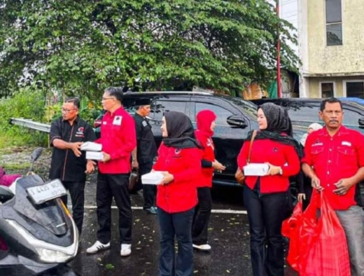 Sadarestuwati Pimpin Pembagian Ratusan Takjil di Depan Kantor DPC PDI Perjuangan Mojokerto 