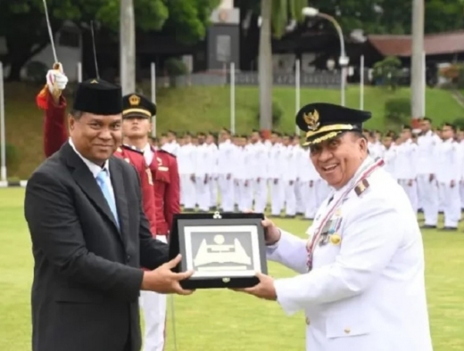 Robby Dondokambey Terima Penghargaan Kartika Pamong Praja Muda dan Alumni Kehormatan IPDN