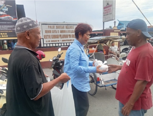 Mercy Barends Bagikan Ratusan Takjil ke Buruh Pelabuhan Yos Sudarso dan Warga di Ambon