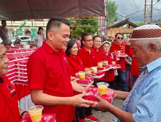 DPC PDI Perjuangan Mitra Bagikan 5.000 Takjil di Belang, Kader Harus Selalu Bersama Rakyat