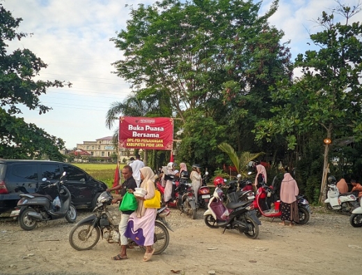 Banteng Pidie Jaya Bagikan 300 Nasi Kotak Berbuka Setiap Hari ke Masyarakat 