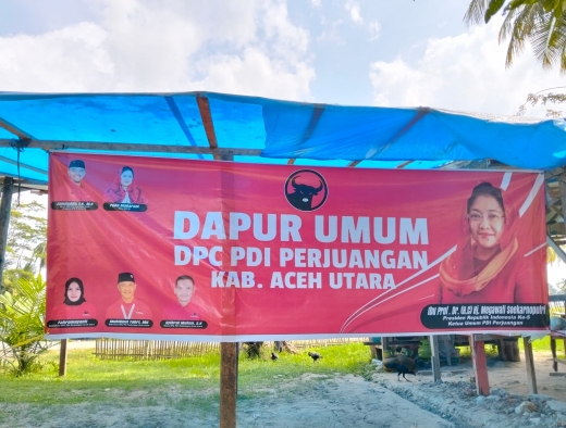 Ketua DPC PDI Perjuangan Aceh Utara Bagikan Nasi Kotak untuk Korban Banjir Jelang Berbuka