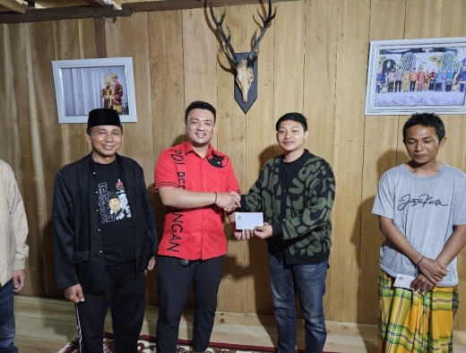 Mukhlis Basri Dukung Tradisi Sekura Seribu Wajah, Salurkan Bantuan ke 10 Pekon di Lampung Barat