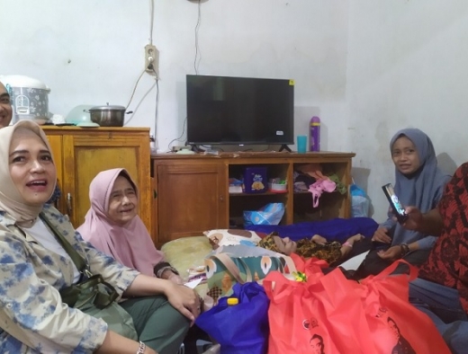 Jelang Idulfitri, Yudha Puja Turnawan Tinjau Kondisi Dua Lansia Dhuafa di Kel. Kota Wetan, Garut Kota