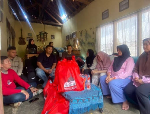 Yudha Puja Turnawan Turun Langsung Salurkan Bantuan Bagi Korban Kebakaran di Banyuresmi