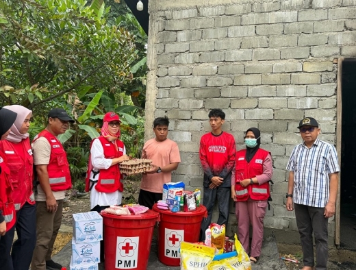 Agus Ambo Djiwa Serahkan Bantuan Bagi Korban Kebakaran di Dusun Lelumpang, Pasangkayu 