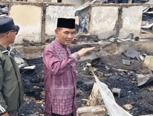 Rachmat Hidayat Salurkan Bantuan Bagi Korban Kebakaran di Desa Kalimango