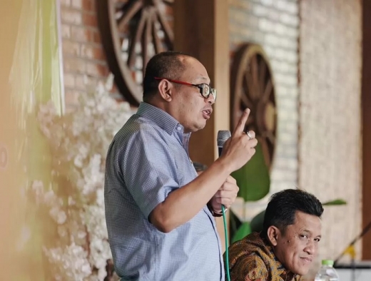 Sofwan Dedy Ardyanto Serahkan Traktor ke Desa Dawung Atas Prestasi P3-TGAI Terbaik Jateng