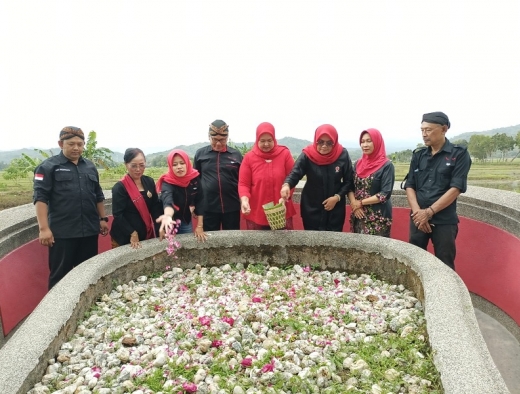 DPC PDI Perjuangan Kebumen Ziarah ke Makam Istri Kolopaking III