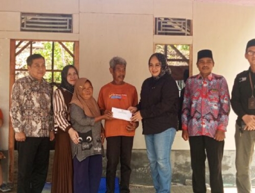 Ida Nurlaela Bantu Bangun Kembali Rumah Warga Pangandaran, yang Roboh Akibat Angin Kencang