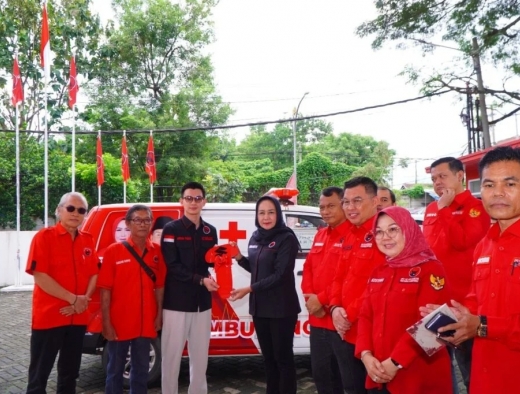 DPD PDI Perjuangan Lampung Serahkan Satu Unit Ambulans ke DPC PDI Perjuangan Pesisir Barat