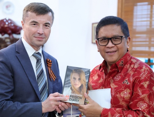 Dubes Rusia Beri Buku tentang Pengalaman di Penjara Maria Butina ke Sekjen PDI Perjuangan