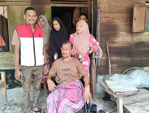 Wujudkan Janji, Syibral Mulasi Serahkan Kursi Roda untuk Pasutri di Aceh Utara