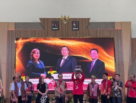 Lasarus Terima Penghargaan Keling Kumang Award Sebagai Tokoh Iban Inspirator