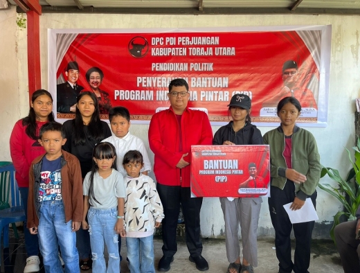 PDI Perjuangan Toraja Utara Serahkan Bantuan Program Indonesia Pintar Kepada 87 Siswa Penerima