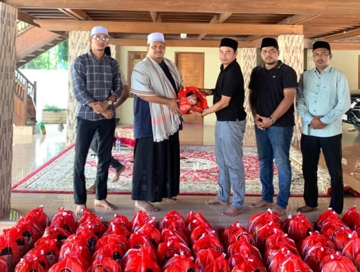Jelang Idul Adha, Jamaluddin Idham Salurkan Bantuan Sembako ke Pesantren di Nagan Raya 