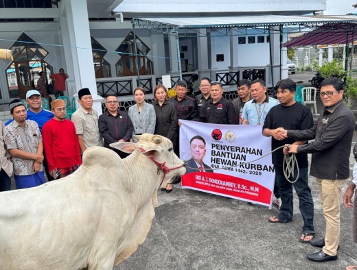 Rio Dondokambey Beri Bantuan 1 Ekor Sapi Kurban kepada Jamaah Masjid Agung Al Falah Kyai Mojo Tondano