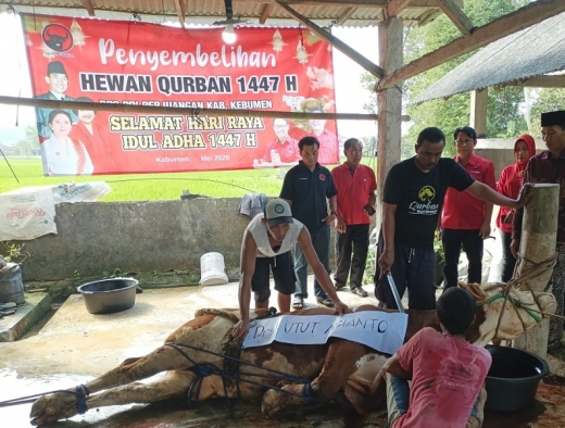 ‎700 Warga Terima Paket Daging Kurban dari PDI Perjuangan Kebumen