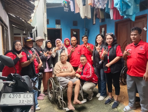 Hari Lahir Pancasila, PDI Perjuangan Depok Salurkan Kursi Roda untuk Warga Tapos
