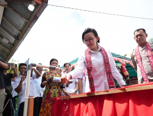 Resmikan SMPN 5 Air Besar, Bupati Karolin Sentil Guru P3K yang Malas Setelah Diangkat