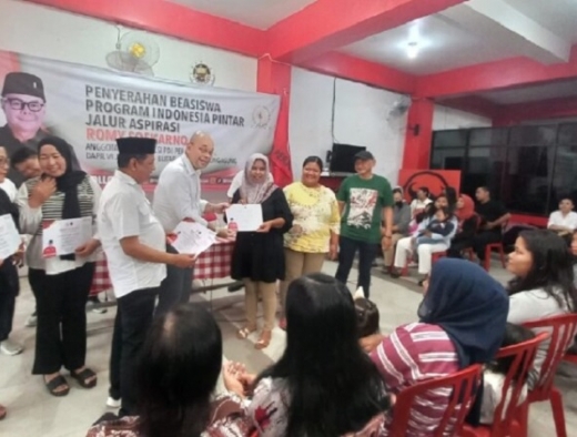 Romy Soekarno Salurkan 2.500 Beasiswa PIP Jalur Aspirasi Kepada Siswa di Wilayah Blitar Raya
