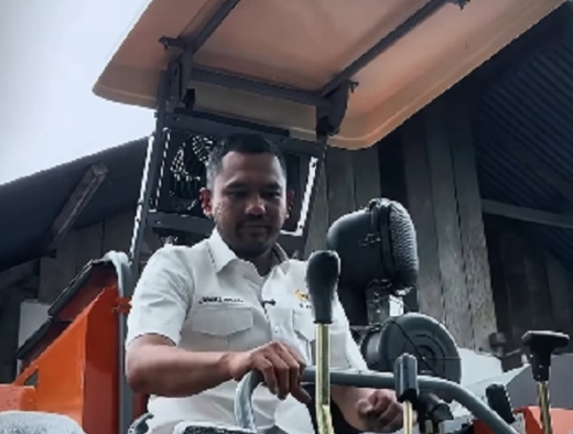 Jamaluddin Idham Serahkan Bantuan Alsintan Berupa Combine Harvester Kepada Masyarakat Kab. Nagan Raya